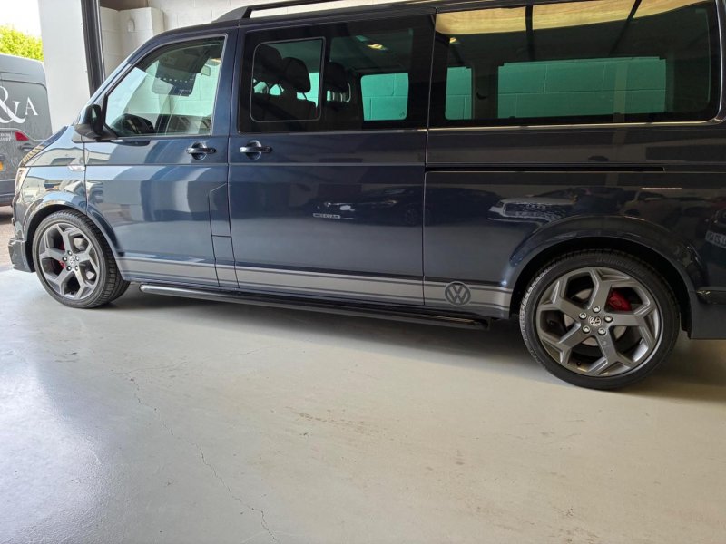 VOLKSWAGEN TRANSPORTER SHUTTLE