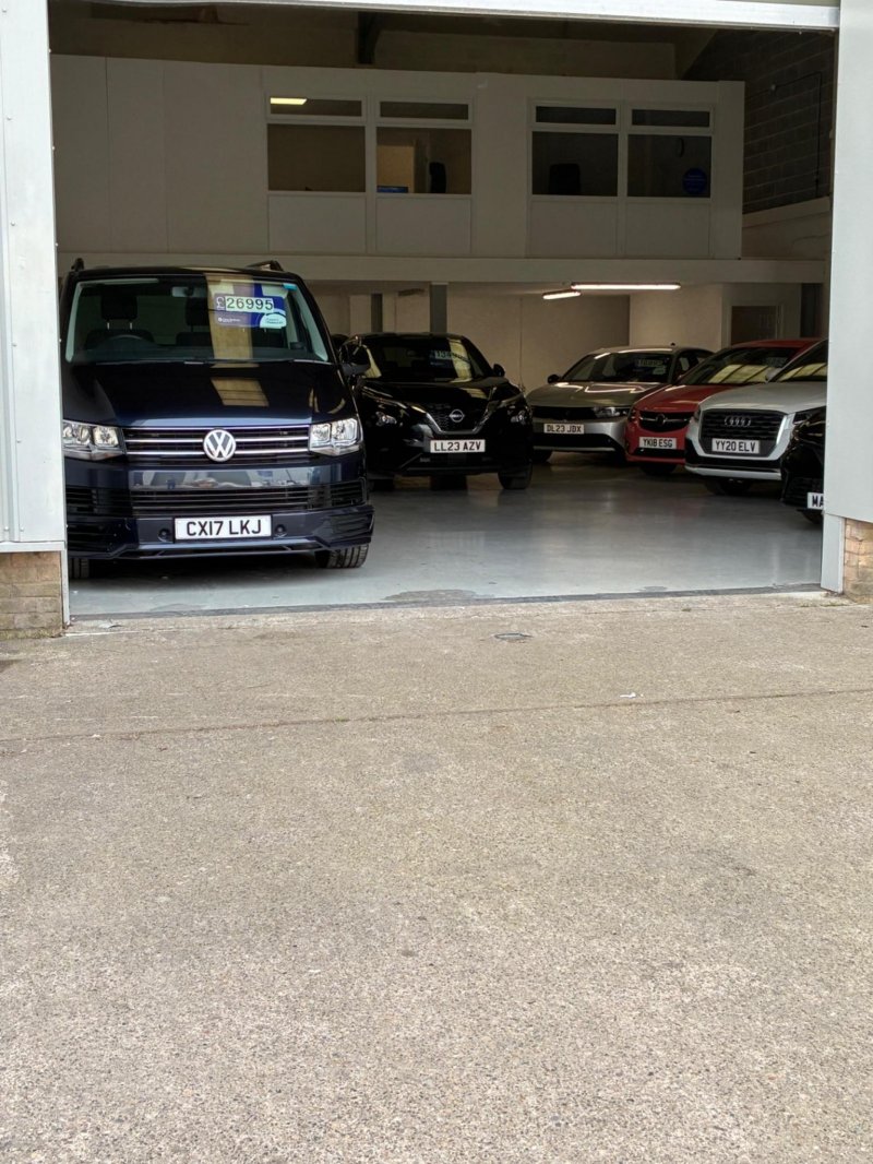VOLKSWAGEN TRANSPORTER SHUTTLE